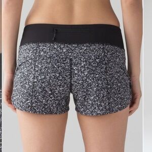 Lululemon Speed Short (4-way Stretch 2 1/2" )
Daisy Alpine White Black size 10